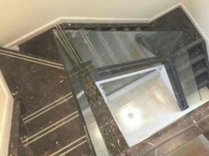 鋼化玻璃在武漢建材市場(chǎng)的多樣化應(yīng)用 從辦公室隔斷到陽(yáng)光房背景墻